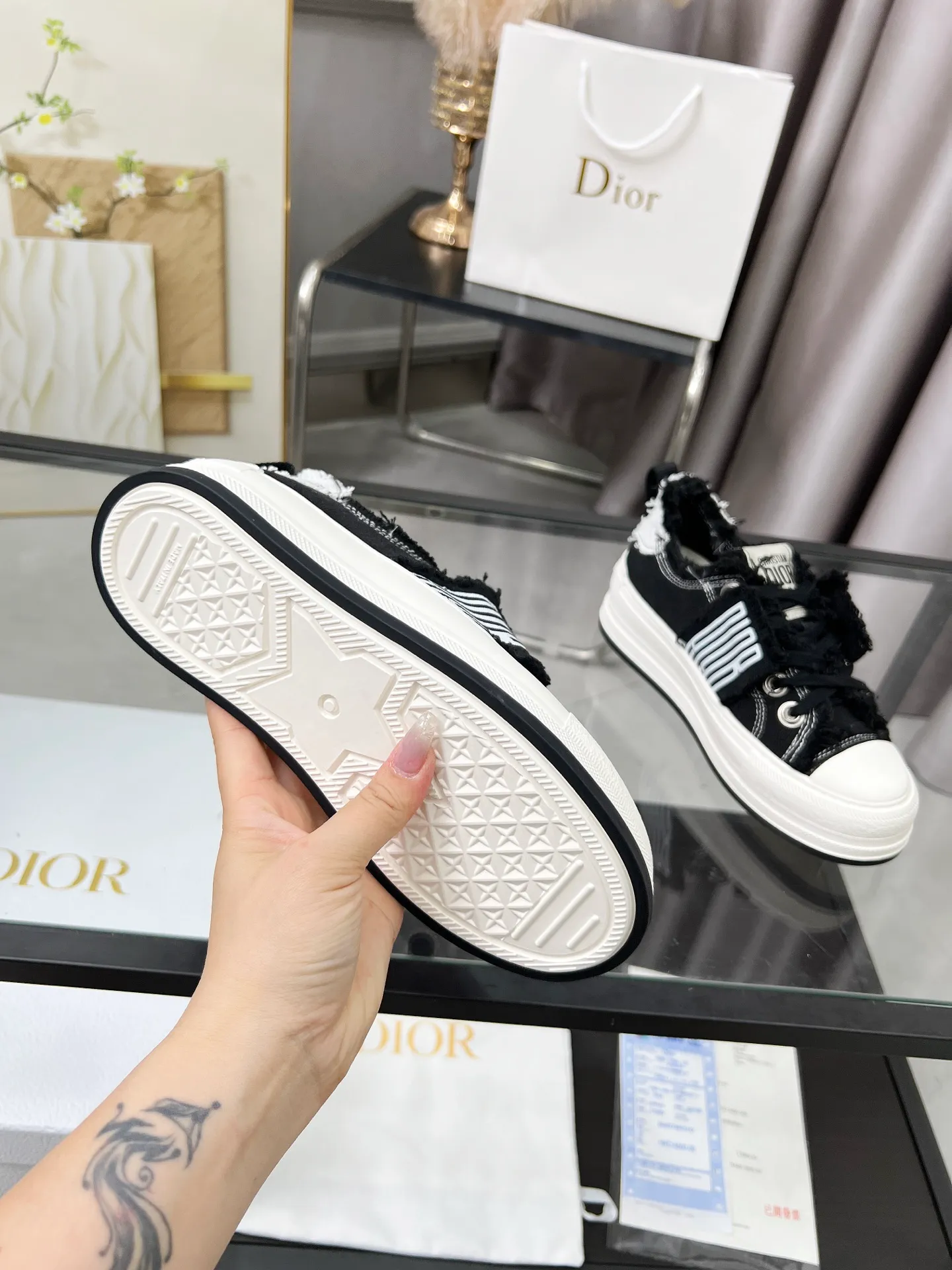 Men’s Men’s Shoes 💰480 Dior Dior 2025 Presbyopia Embroidery Thick-soled Canvas Shoes Casual Sneakers This Walk’n’Dior thick-soled sneaker is a fashionable item that enhances the style of the series. Oblique printed cotton embroidered upper with comfortable platform sole, tongue and Christian Dior Homme 💰aris signature laces. Can add fashionable temperament to any casual look Size: 35-45